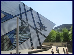 Toronto Bus Tour 141  - Royal Ontario Museum